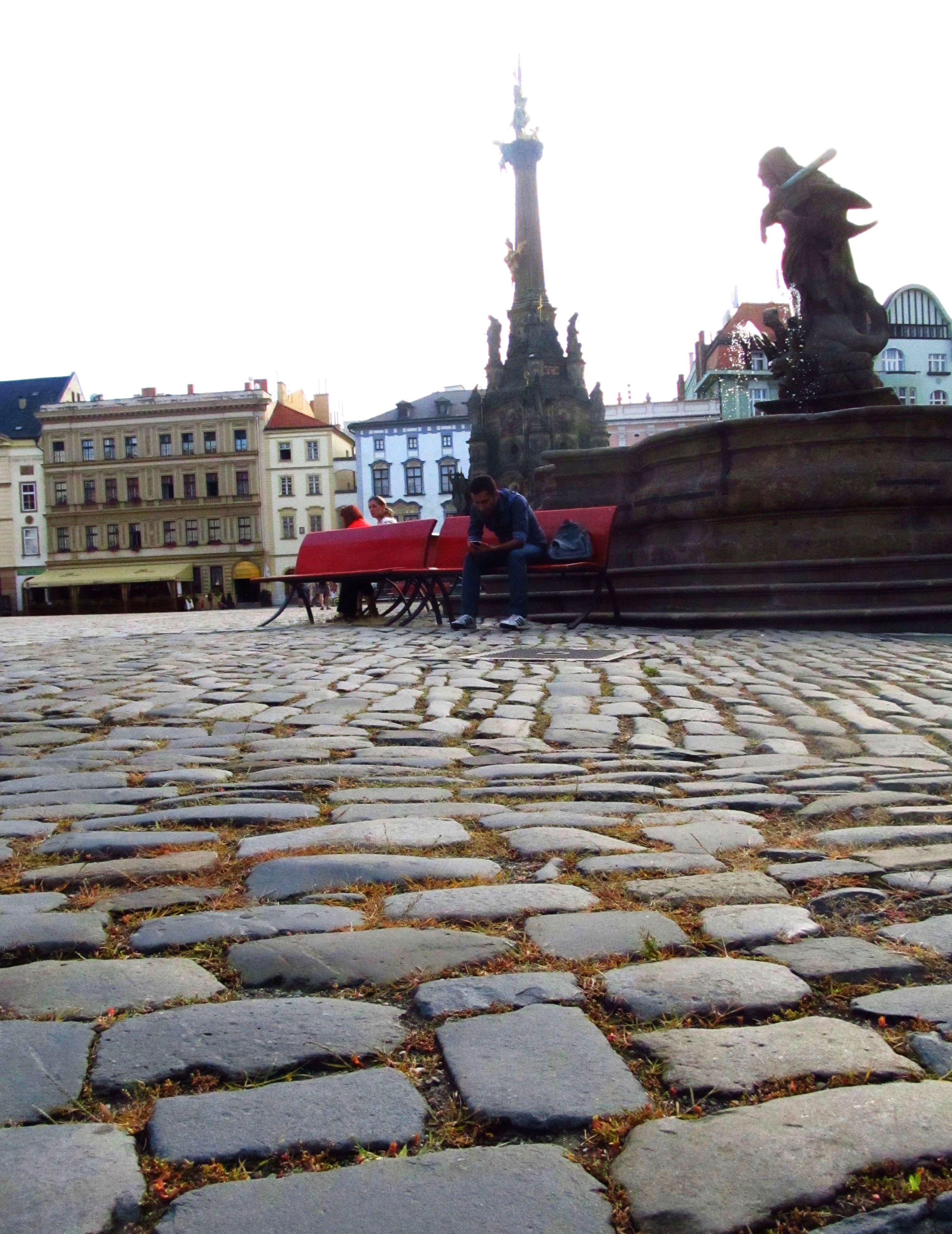 Powierzchnię starówki nakrywa historyczny bruk