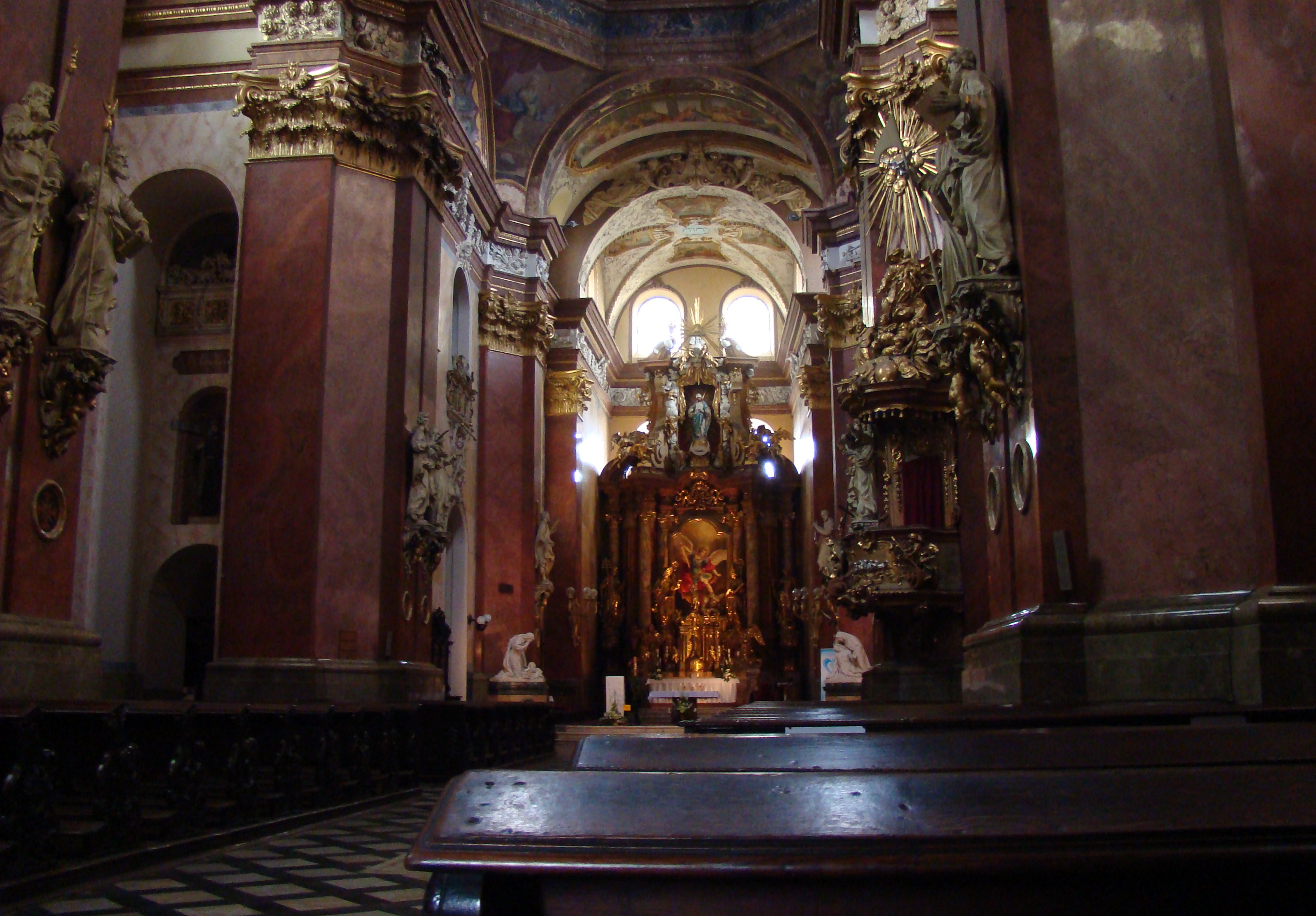 Impozantní interiér kostela sv. Michala