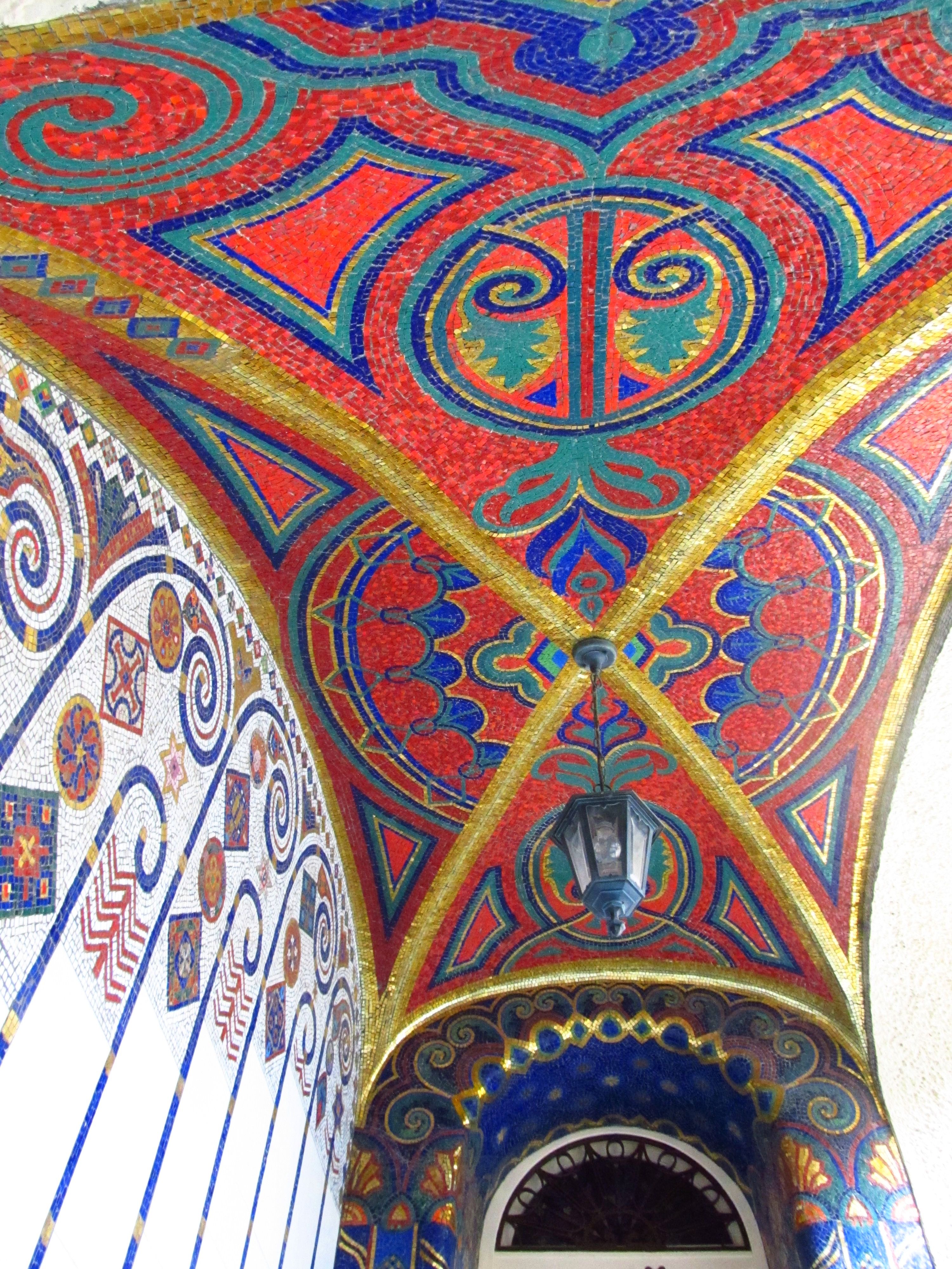 Mozaika zdobiąca wejście willy Primavesi