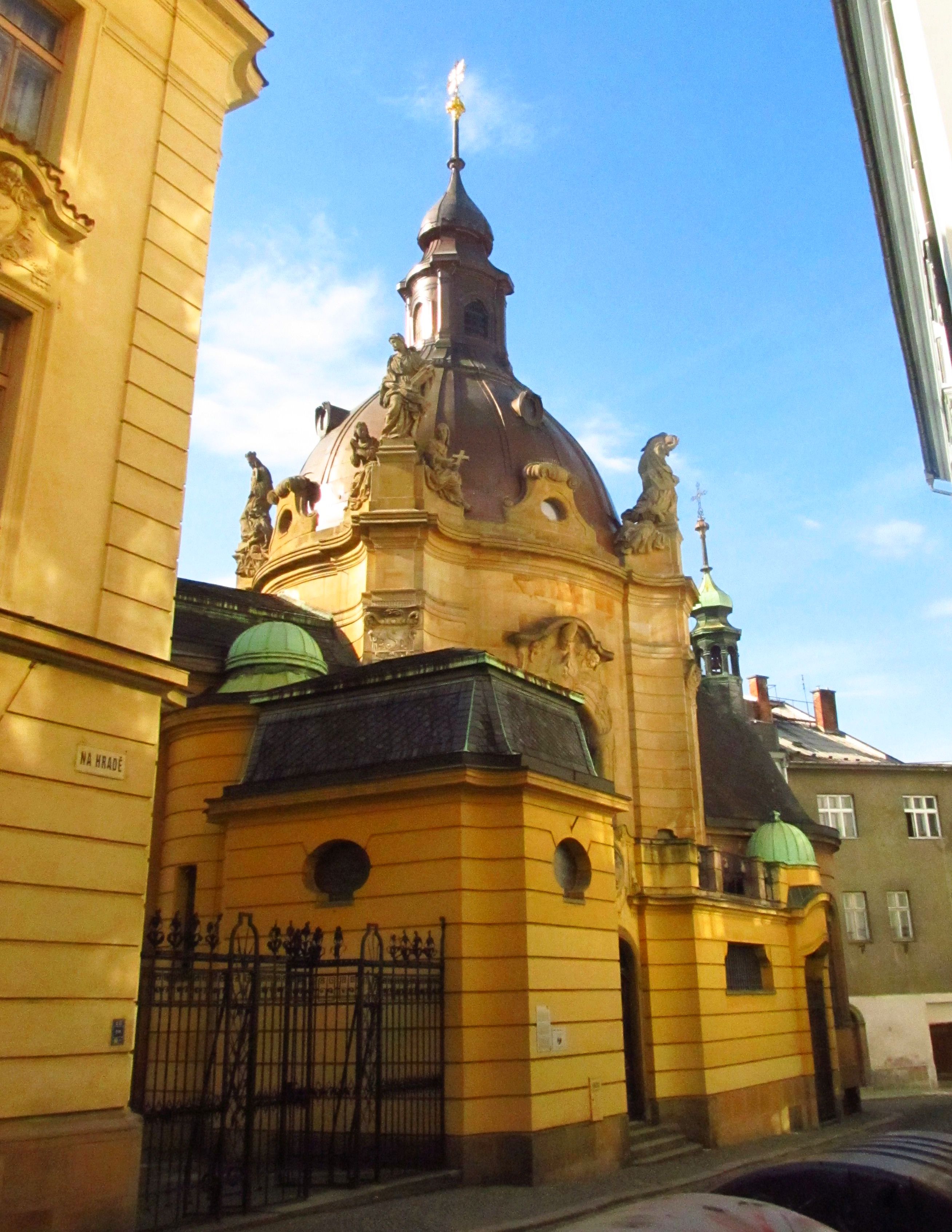 Kaple sv. Jana Sarkandra se nachází nad vězením, kde byl tento světec umučen na začátku třicetileté války.