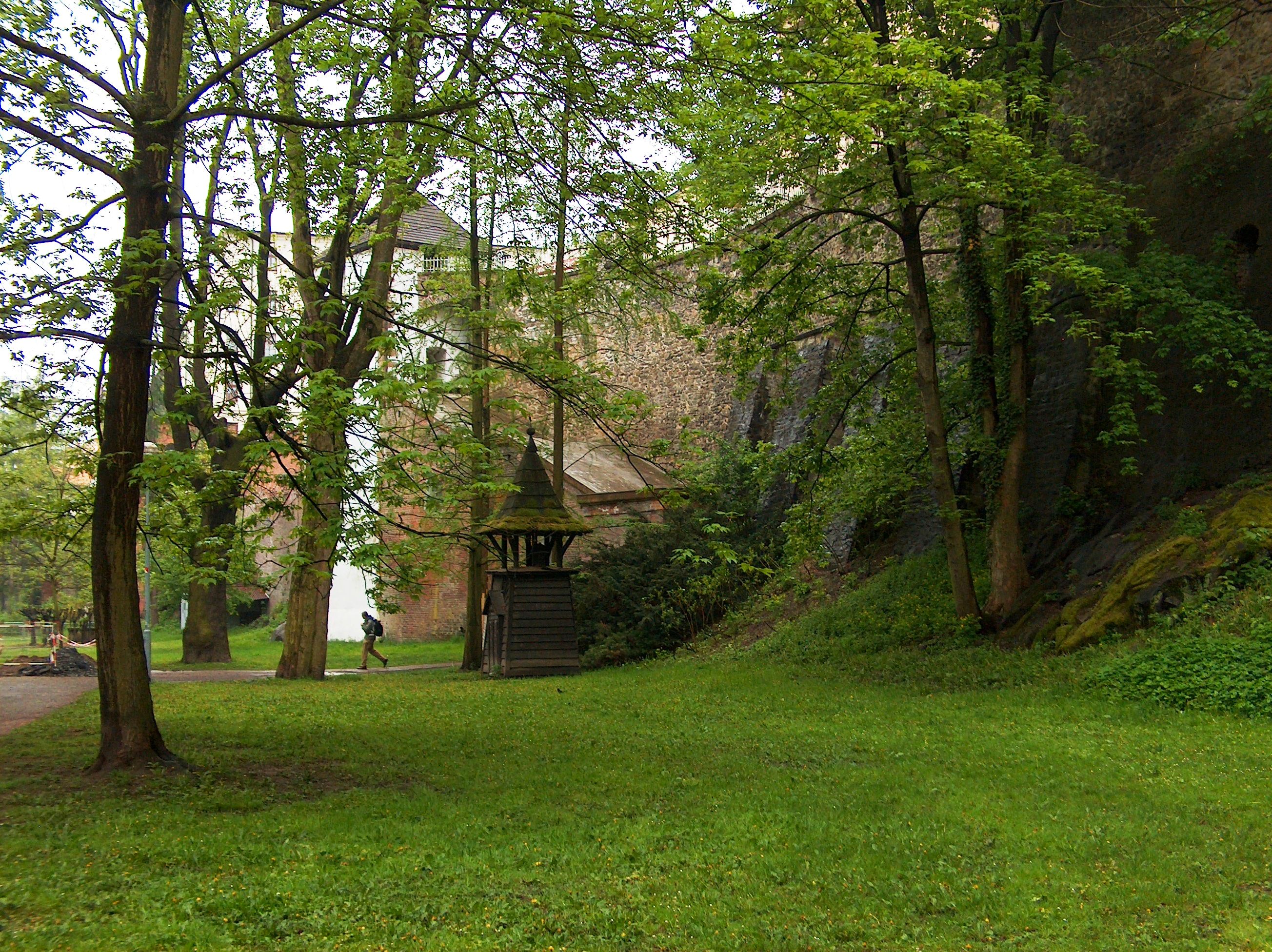 Romantyczny park otaczający starówkę