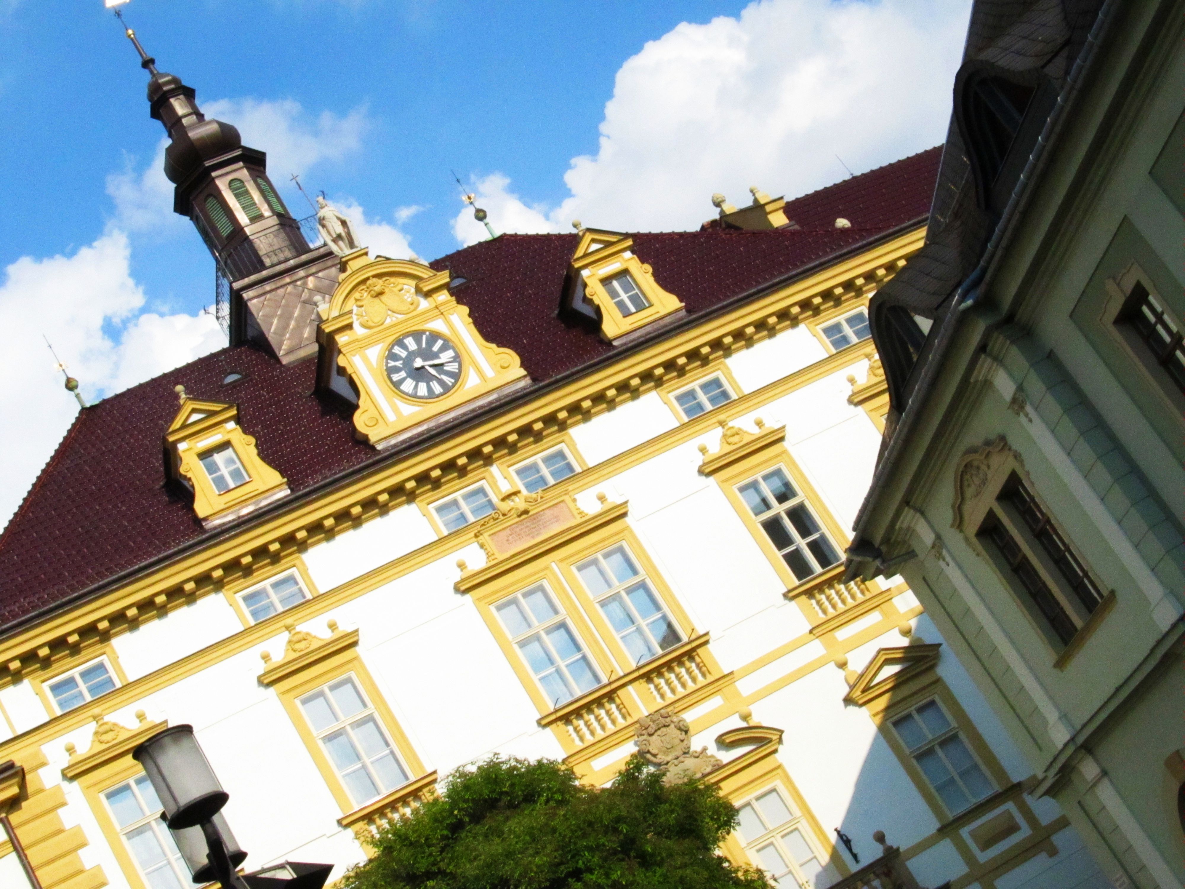 Arcibiskupský palác a roh tereziánské zbrojnice - dnes univerzitní knihovny