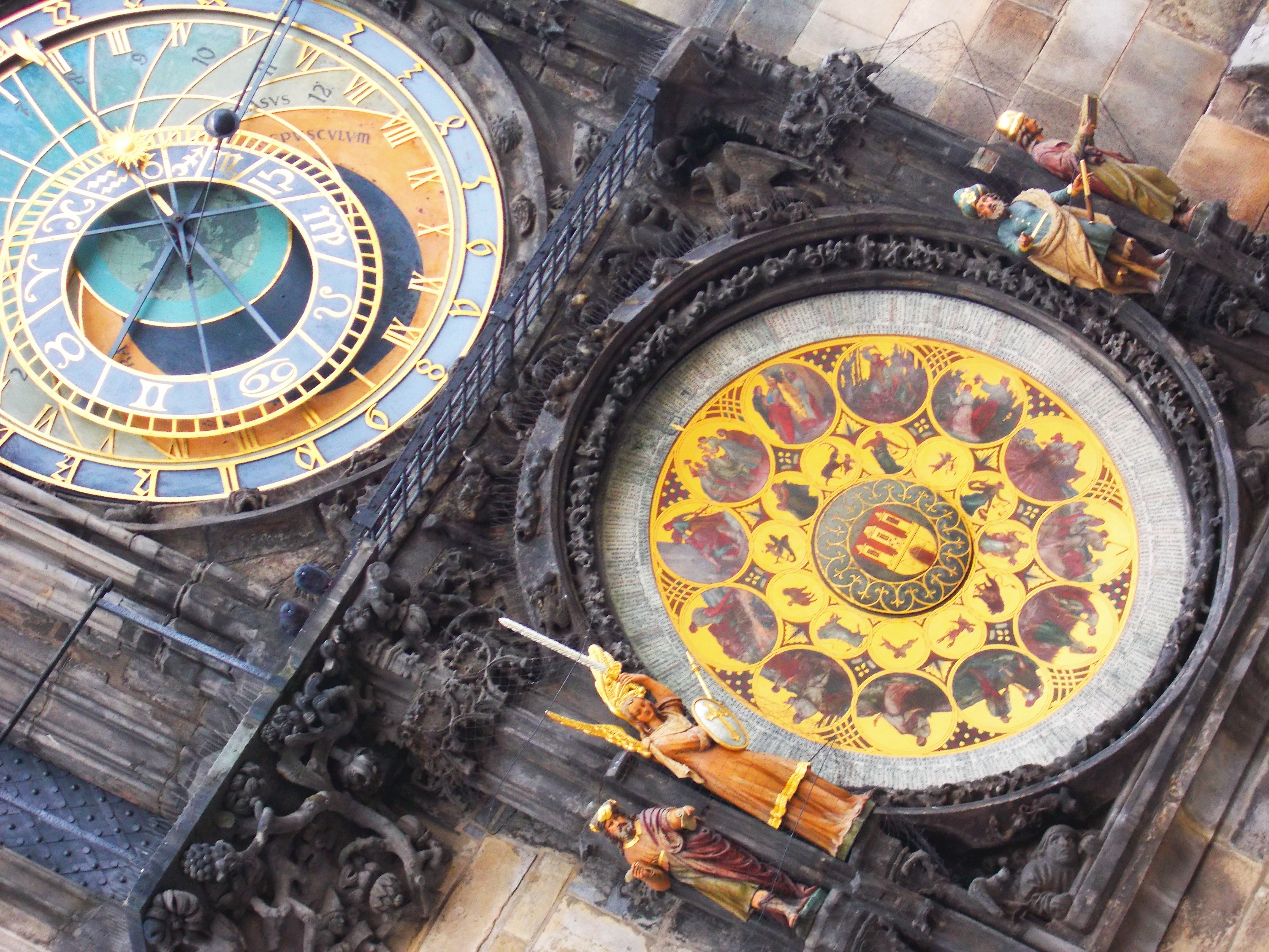 Zegar astronomiczny łączy średniowieczną wiedzę astronomiczną i sztukę XIX wieku.